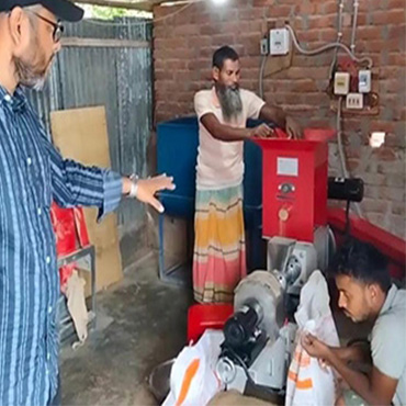 180-250kg/h dry type fish feed machine shipped to Bangladesh